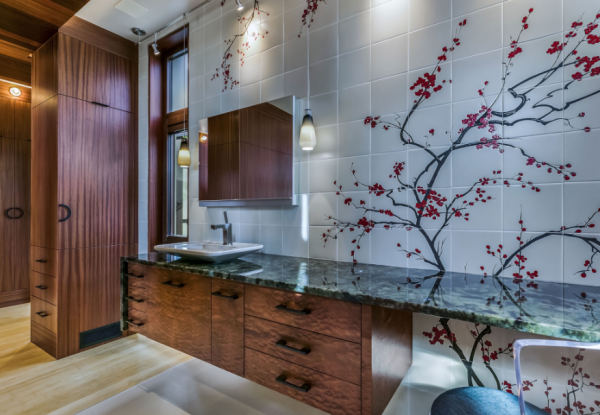 Dapur dengan backsplash keramik motif bunga sakura